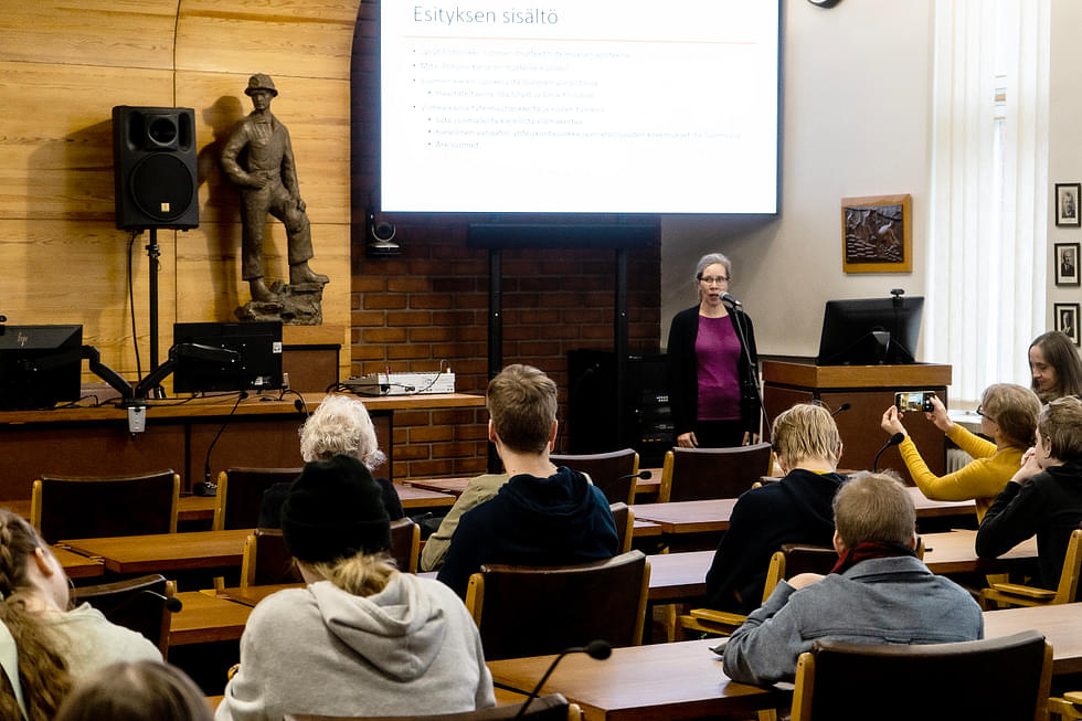 Itä-Suomen yliopiston suomen kielen professori Hanna Lappalainen kertoi kielentutkimuksen viimeisimmistä käänteistä outokumpulaisyleisölle. 