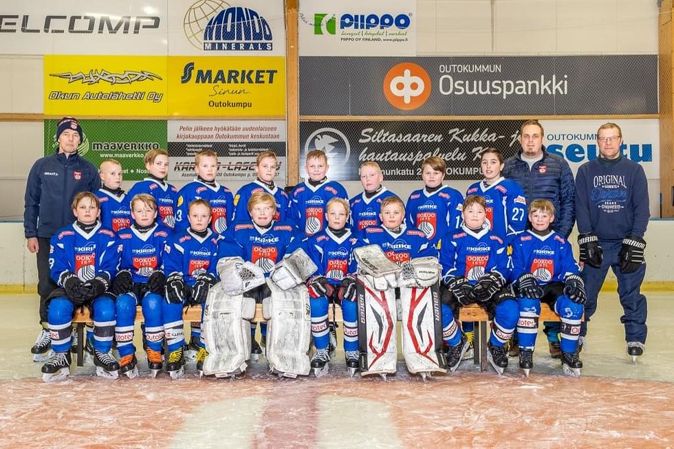 OoKoon U13-joukkueen viime keväänä otettu joukkuekuva, jossa Jarkko Karvonen on mukana (toinen aikuinen oikealta). Karvonen toimii kyseisen joukkueen joukkueenjohtajana edelleen.