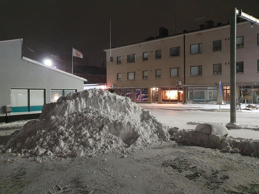 Tiistain ja keskiviikon välisenä yönä tuli kunnolla lunta myös Outokummun keskustaan.