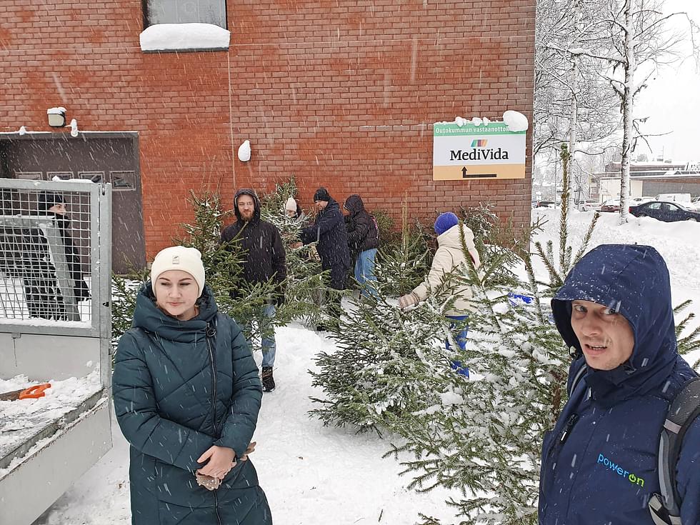 Nadia Efremova ja Andrii Kucherenko sekä Oleksii Tokma (taaempana) hakivat kotiinsa kuusen. Se kuuluu ukrainalaiseen perinteeseen ja on erityisesti uudenvuodenjuhlassa tärkeä osa sitä.