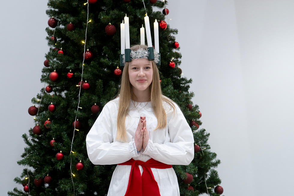 Kummun koulun vuoden 2023 Lucia-neito on kuudetta luokkaa käyvä Hilja Ratilainen.