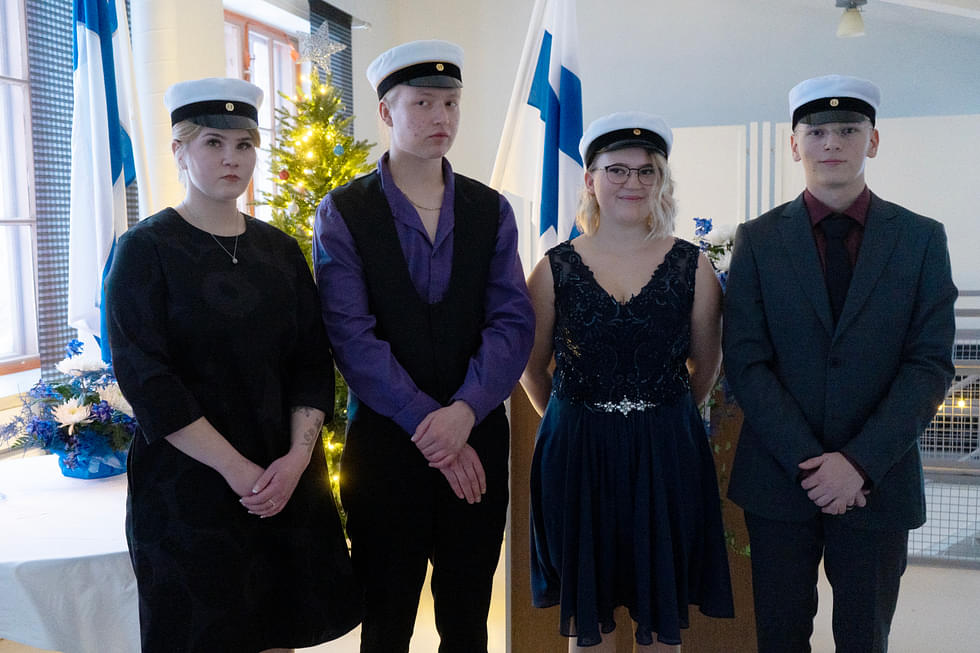 Hilla Vänskä (vas.), Niko Kinnunen, Tiina Karttunen ja Kaapo Huovinen painoivat tiistaina ylioppilaslakit päähänsä. 