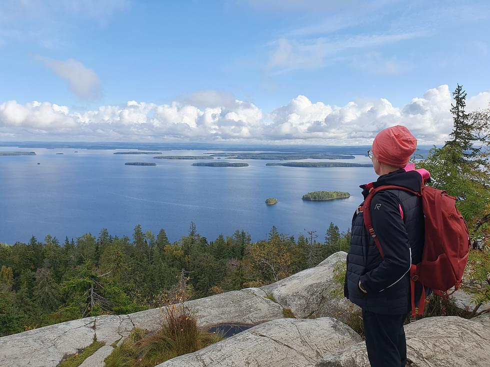 Suomen kansallismaisemia on Koli. Sinne virtaavat matkailijamassat voisivat yhdistää reissunsa myös Outokumpuun ja Polvijärvelle.