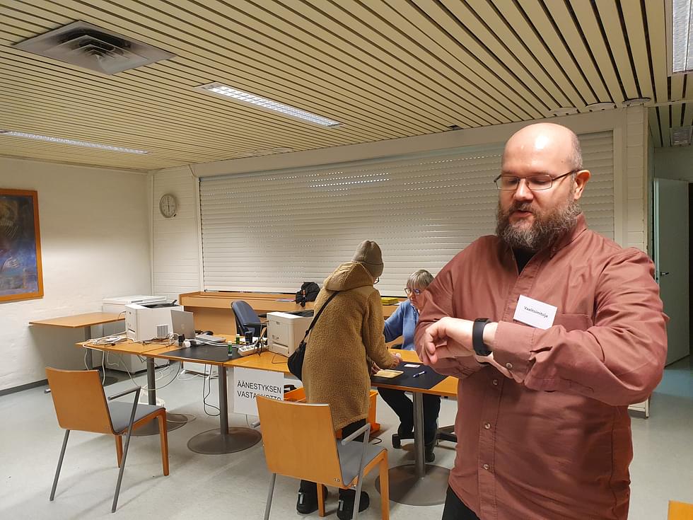 Vaalitoimitsija Timo Taivainen tarkistaa Outokummussa kellonsa, joka on pykälässä. Ennakkoäänestäminen päättyi iltakuudelta tiistaina. Viimeinen äänestäjä astui saliin kello 17.58. 