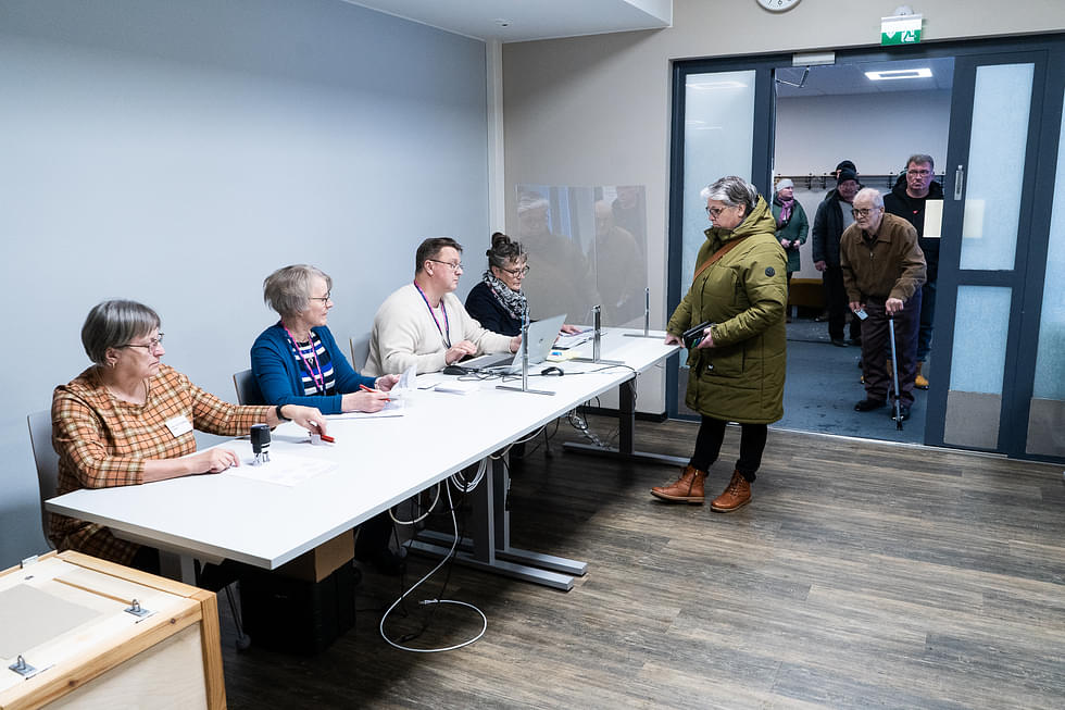Äänestämään saapunut polvijärveläisen kuntapolitiikan konkari Tiina Mustonen (sd.) iloitsee siitä, että myös nuoret ovat lähteneet uurnille.