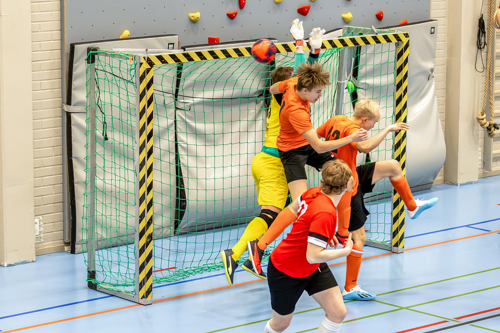 PoPS-78:n oranssipaidat Tatu Rantala (vas.) ja Niklas Hyvärinen rynnivät voimalla Itä Futsalin maalivahdin tontille.