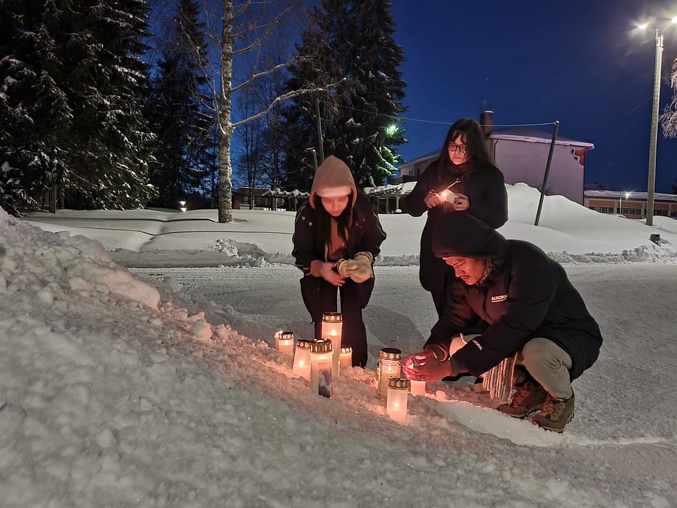 Jake Adversalo, Nenna Tuominen ja Vera Mäntykivi asettavat omat kynttilänsä. Katso kaikki kuvat jutun lopusta.