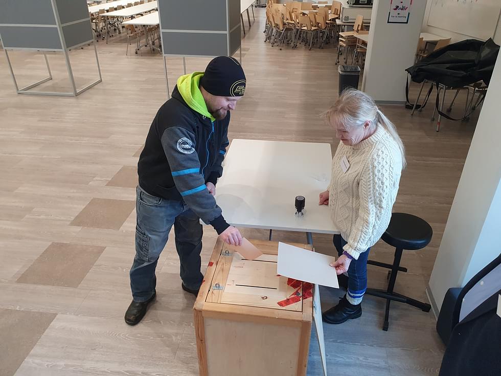 Outokumpulainen Jani Varis kävi ensimmäisenä äänestämässä sunnuntaina. Vaalitoimitsija Marja Pennanen leimaa äänestyslipun.