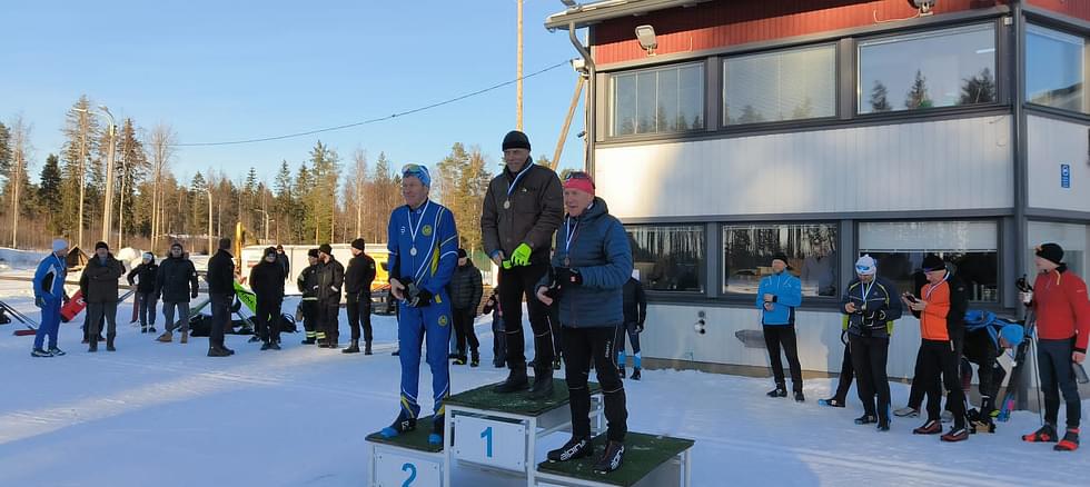 Palkintopallilla M70-vuotiaiden ykkönen Teuvo Naumanen, joka voitti jo neljännen kultaisen mitalin.