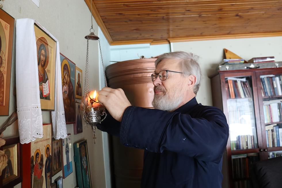 Isä Paavo Ratilainen käyttää kotonaan ikonien edessä valoa tuikuttavassa lampukassa oliiviöljyä.
