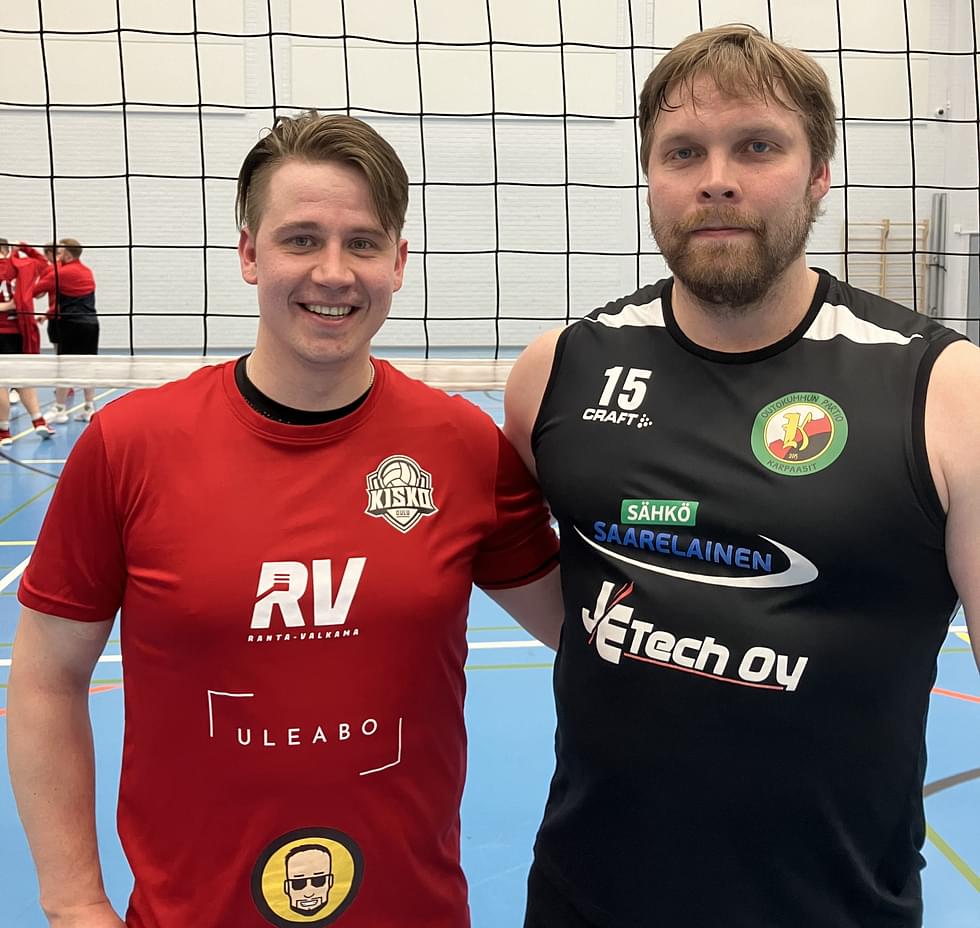 Karpaasien Teemu Saarinen (oik.) ja Oulun Kiskon Jussi Otto Mäkinen palkittiin joukkueidensa parhaina.