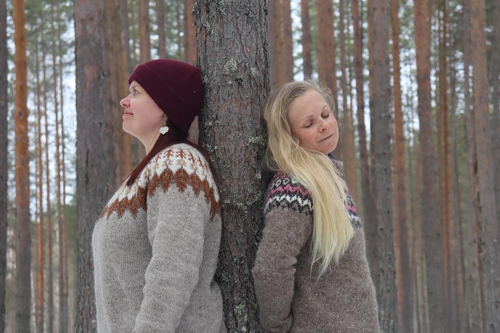 Heini Timonen (vas.) ja Jaana Räsänen ovat huomanneet miten luontoyhteyden palauttaminen vahvistaa intuitiota ja kykyä kuunnella oman sydämensä ohjausta.