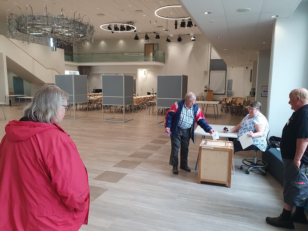 Leo Lasarov äänesti toisena varsinaisena vaalipäivänä Kummun koululla. Puoliso Elvi Lasarov odottelee miestään, hän äänesti ensimmäisenä. Paikalla myös vaalilautakunnan puheenjohtaja Seppo Myllynen ja vaalivirkailija Marja-Liisa Alanen.