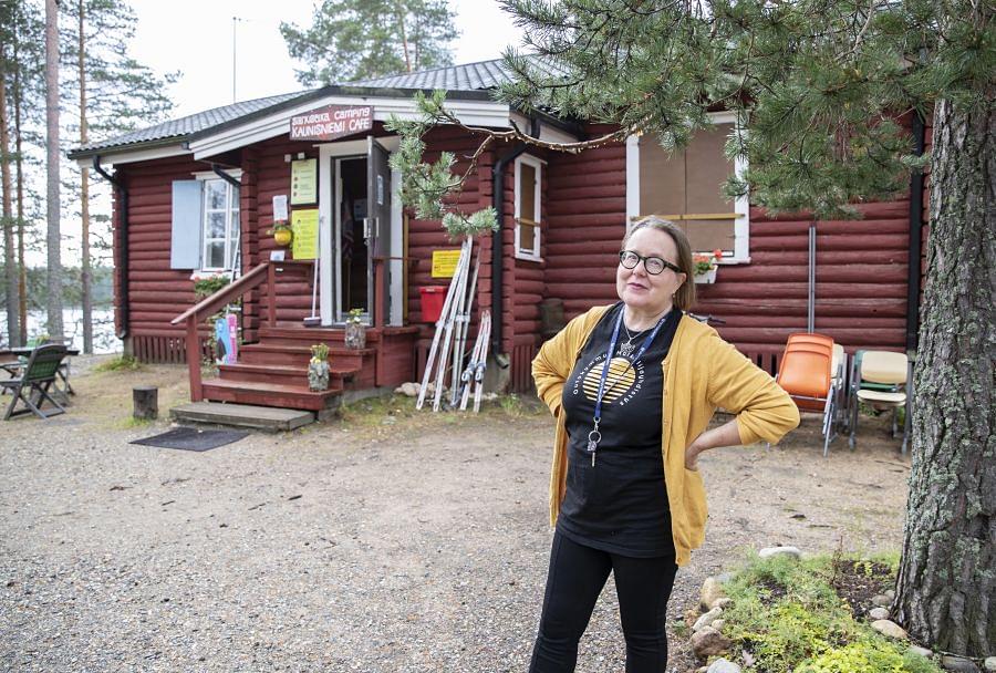 Särkiselältä Vanhan kaivoksen kahvilaa pyörittämään siirtyvä Marja Tiittanen iloitsee siitä, että  Särkiselälle löytyi kokemusta ja näkemystä omaava yrittäjä, joka arvostaa aluetta.