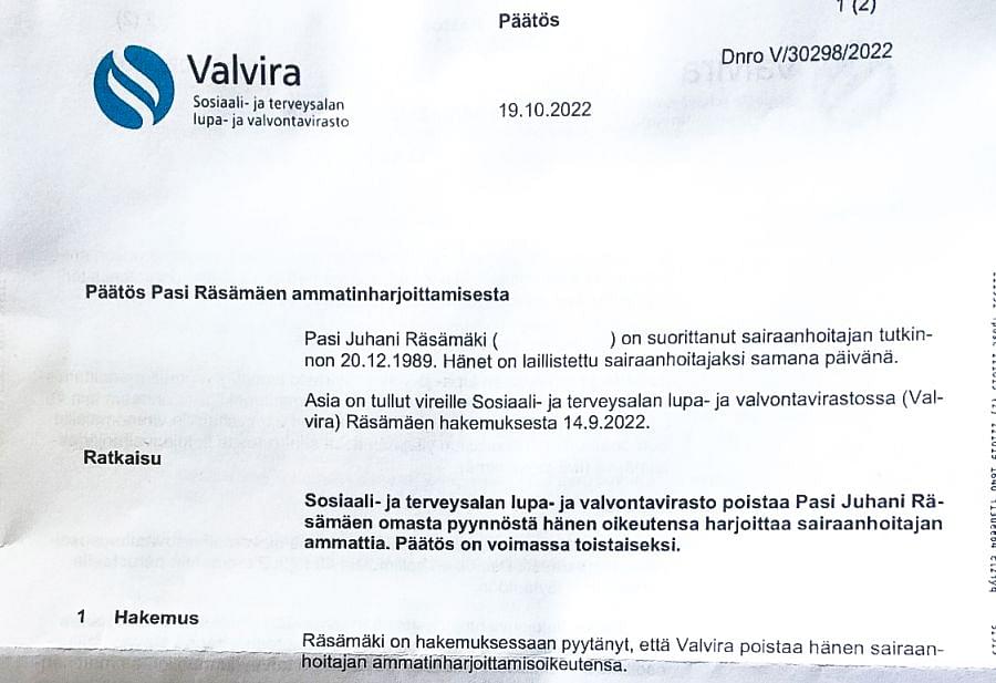 Viranomaispäätöksen mukaan Pasi Räsämäki on itse pyytänyt ammattioikeuksiensa poistoa, mutta sitä ei varmisteta mitenkään. Poistopäätös voi olla sairaannhoitajalle ensimmäinen viesti siitä, että hänen ammattioikeutensa on poistettu.
