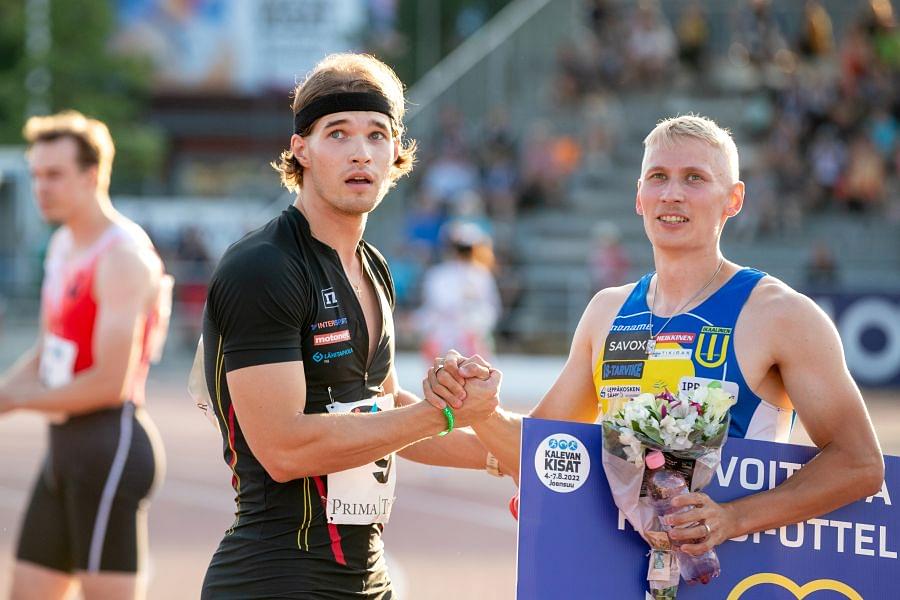 Santeri Örn (kesk.) kuvattuna viime vuoden Kalevan kisoissa, joissa hän otti satasen pronssia. Vieressä viime vuoden mestari Samuli Samuelsson.