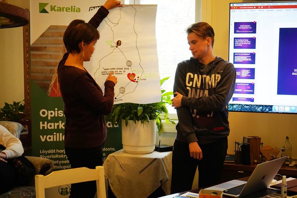 Jaana Hauskamaa ja Olli Vaittinen esittelivät uusia ideoita Keski-Karjalan Hoivapalvelu-yrityksen käyttöön.
