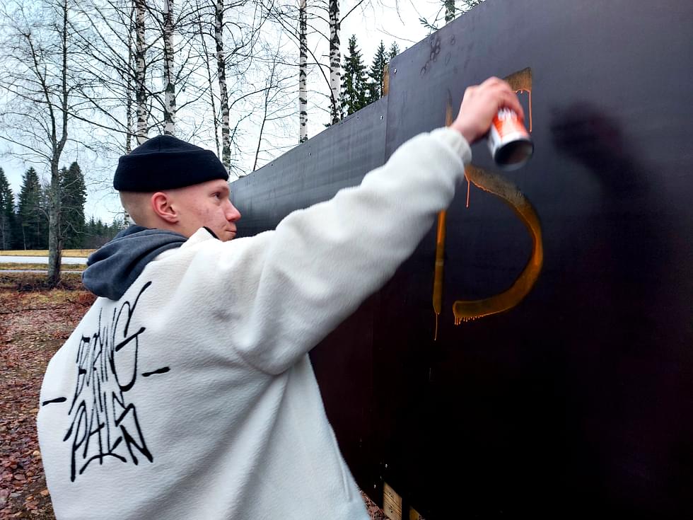Leevi Tammisuo korkkasi Heinävaaran uuden graffitiseinän.