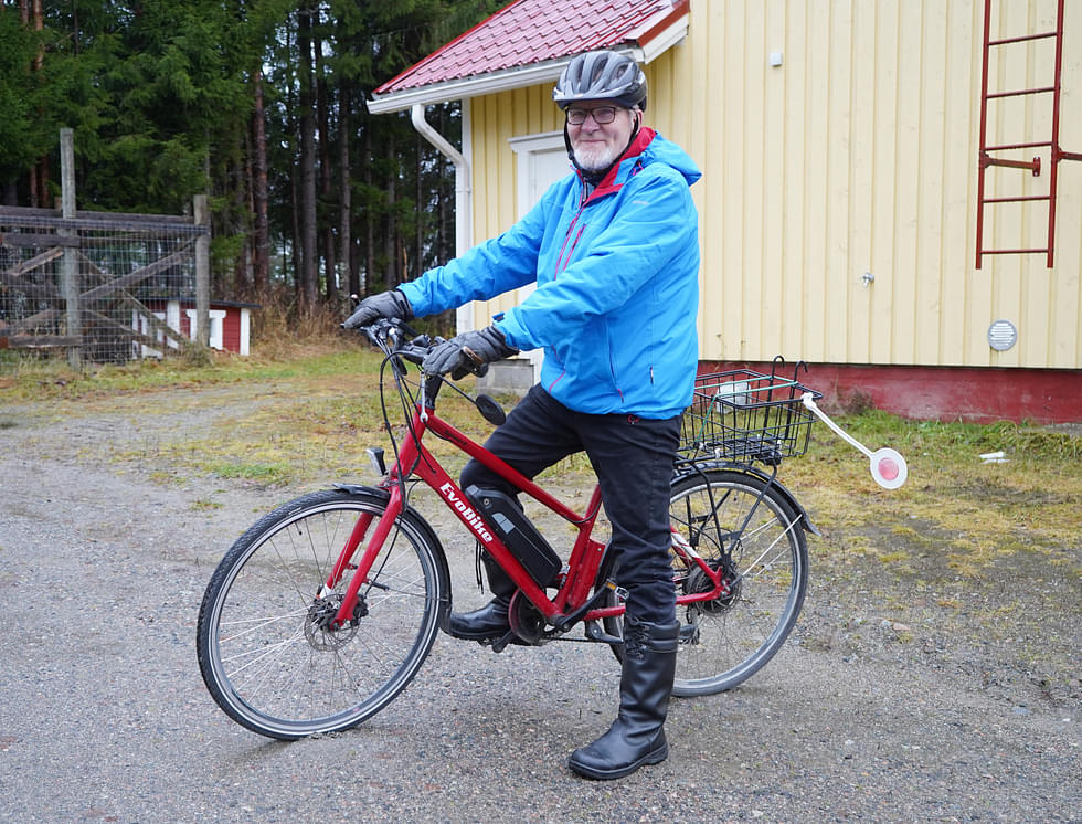 Ilomantsilainen Martti Lehikoinen tykkää pyöräillä. Sulan maan aikaan hän nousee autoon hyvin harvoin.