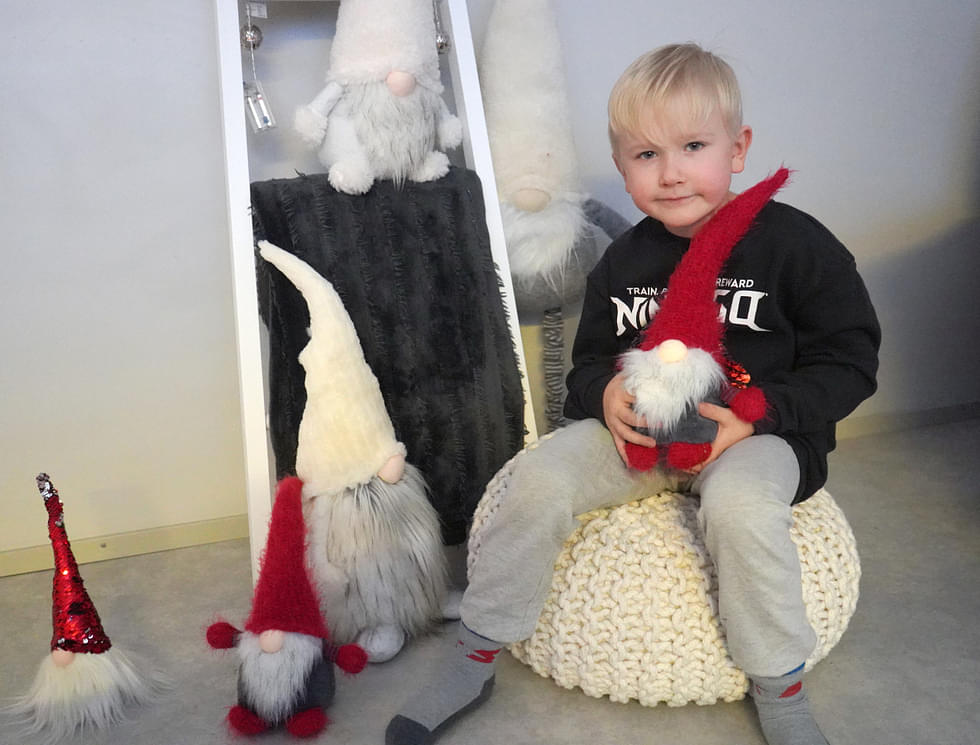 Kuusivuotias Nooa Hiltunen tykkää joulusta. Kodin tontut siirtävät tuon tuostakin paikkaansa Nooan toimesta.