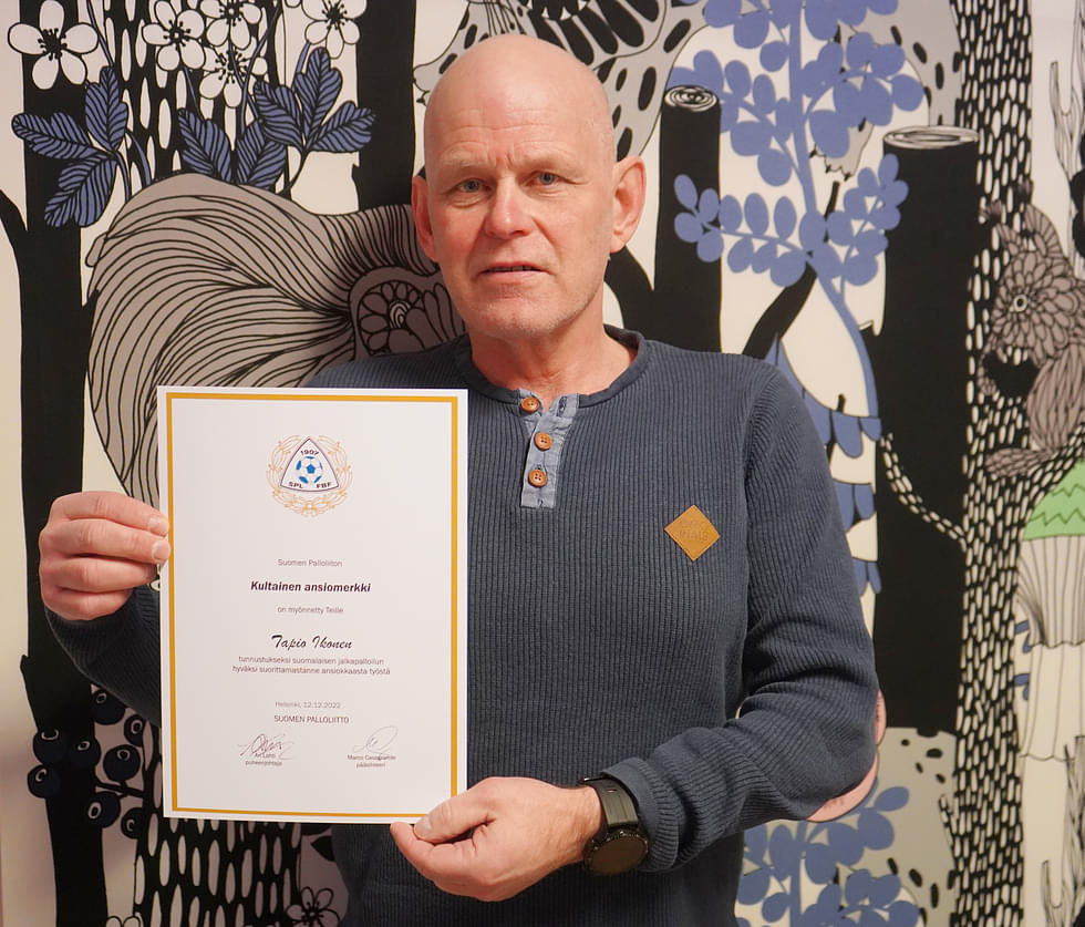 Ilomantsilainen Tapio Ikonen palkittiin Suomen Palloliiton kultaisella ansiomerkillä ansiokkaasta seuratyöstä.