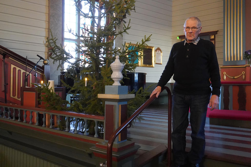 Matti Karvinen on tuttu näky Ilomantsin kirkossa. Lapsuudestaan hän muistaa, miten kirkon höyrypatterit paukkoivat.