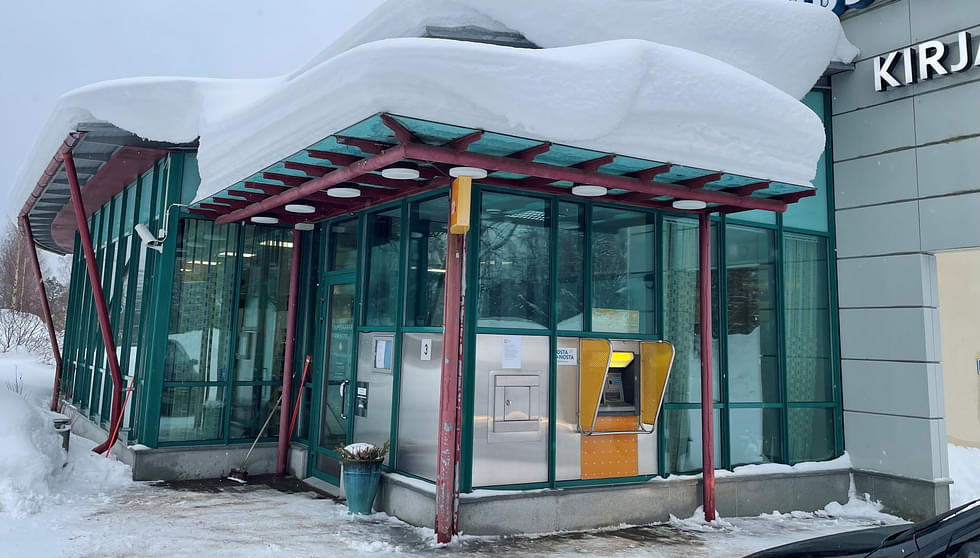 Tuupovaaran palvelupiste muuttaa alkuvuodesta entisiin pankin tiloihin Rekijoentien varteen. Kuvassa on kirjaston katolla vielä viime talven lumet.