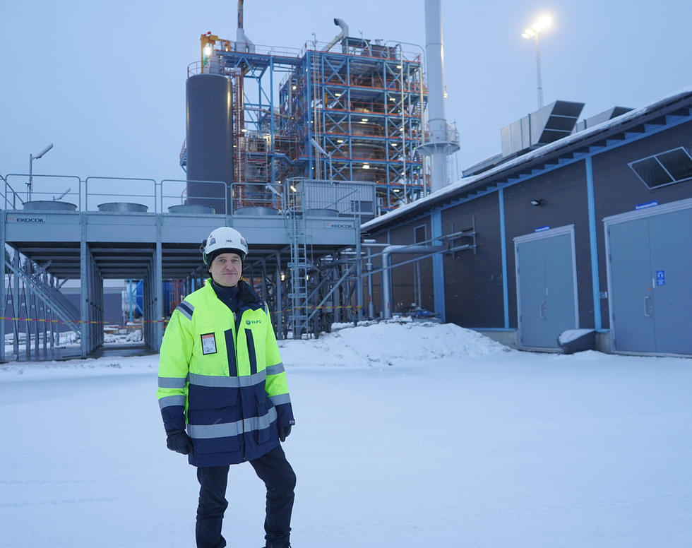 Neova Carbonsin liiketoimintajohtaja Jaakko Myllymäki toteaa, että Ilomantsin aktiivihiilitehdas on hyvällä paikalla.