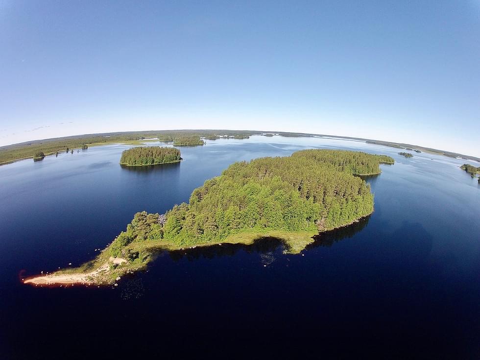 Jänissaari on suurin Nuorajärven neljästä saaresta. Reposaari, jonka säätiö osti syyskuussa, on vasemmalla. Takana häämöttää Korpisaari, jonka yksityinen omistaja on suojellut jo aiemmin.