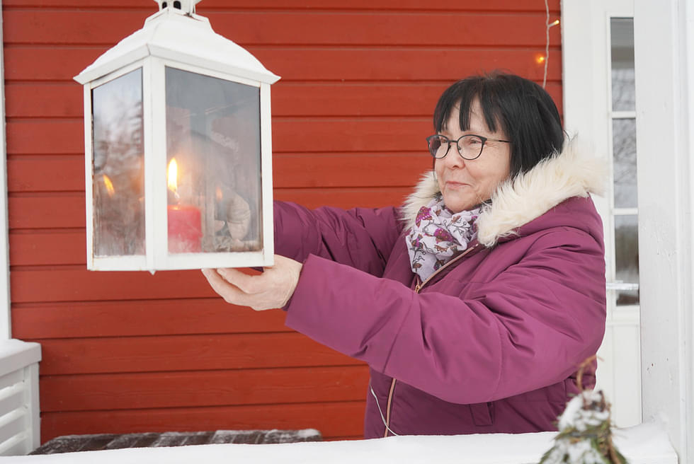 Lea Mainonen viihtyy myös Koivuvaaran niin sanotussa kakkoskodissa, jonka pihasauna lämpiää useaan.