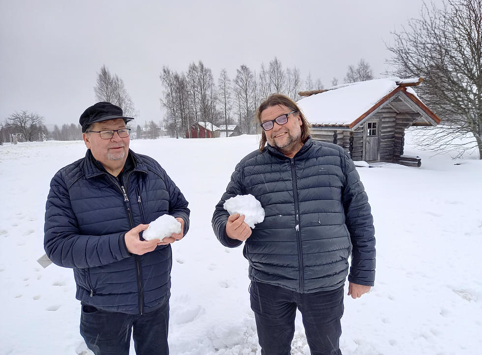 Taisto Volotinen ja Timo Reko kertoivat, että Parppeinvaaralle tehdään 3x3x3 ja 1,5x1,5x2,4 lumikuutioita lumenveistäjiä varten. Lumenveiston SM-kisa käydään helmikuun toisena viikonloppuna.
