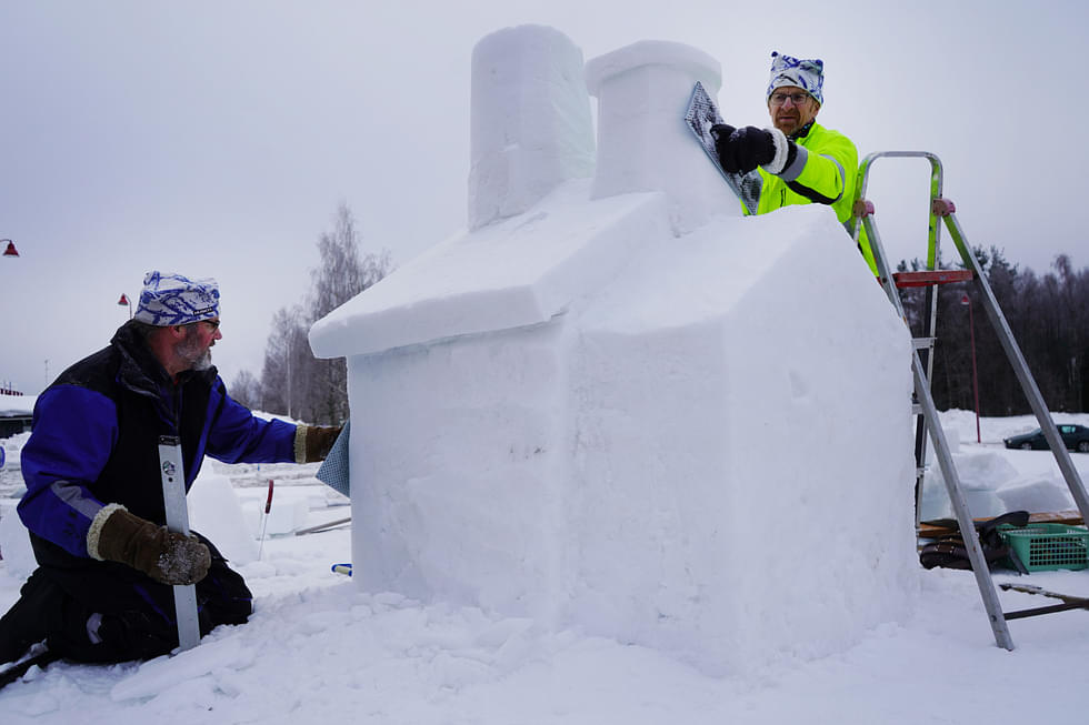 Team Harakan innokkaat veistäjät Juha Timonen ja Markku Rouhiainen harjoittelevat parin viikon päässä olevaan lumenveiston SM-kisaan veistämällä Ilomantsin torille tsasounan pienoismallin.