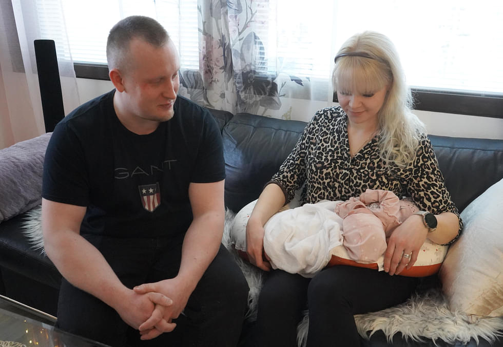 Kimmo Tuppurainen ja Anneli Sallinen saavat totutella vauva-arkeen rauhassa, kun perheen isä on kuukauden kotona.