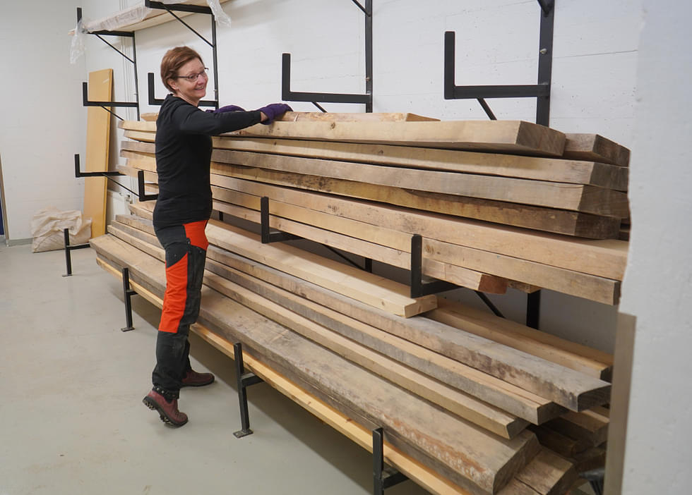Pogostan koulun erityisopettaja Minna Nevalainen ihasteli lahjoituksena saatua puumateriaalia, jota on todella runsaasti.