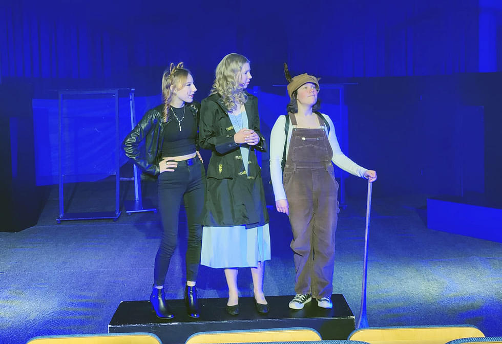 Irvikissa (Janette Aellig), Liisa (Anna Hämäläinen) ja Ruskea Rusakko (Anastasia Lampropoulos) ihmettelevät Ihmemaan värien katoamista.