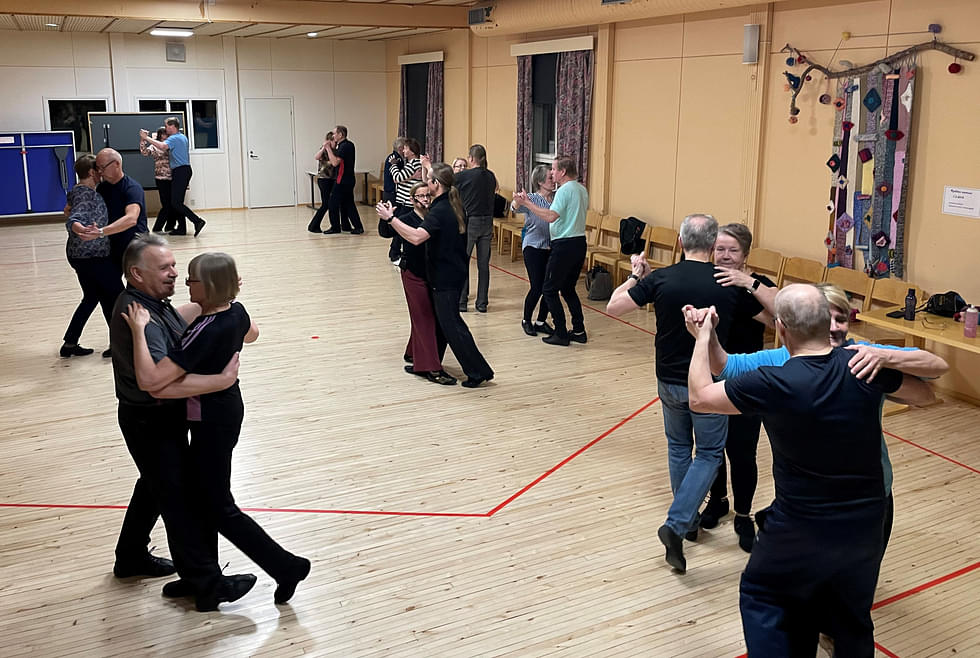 Joensuun seutuopiston tanssikurssi on pyörinyt Tuupovaarassa syksystä 2018 lähtien. Kuvassa keskellä tanssinohjaajat Sari Vaakanainen ja Mika Kasurinen.