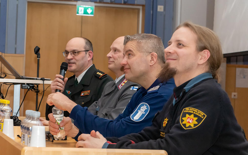 Turvallisuusillassa tilannekatsauksen antoivat rajan eversti Marko Turunen, everstiluutnantti Jukka Honkanen Puolustusvoimista, rikosylikomisario Kimmo Wetterstrand ja palopäällikkö Ari-Pekka Luoma.