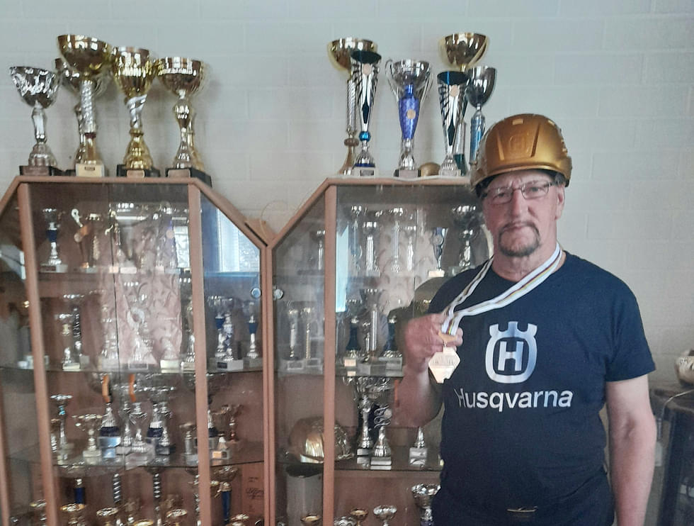 Ilomantsilainen Vesa Kurki on menestynyt moottorisahauskisoissa. Viime viikonloppuna tuli MM-kulta Virosta.
