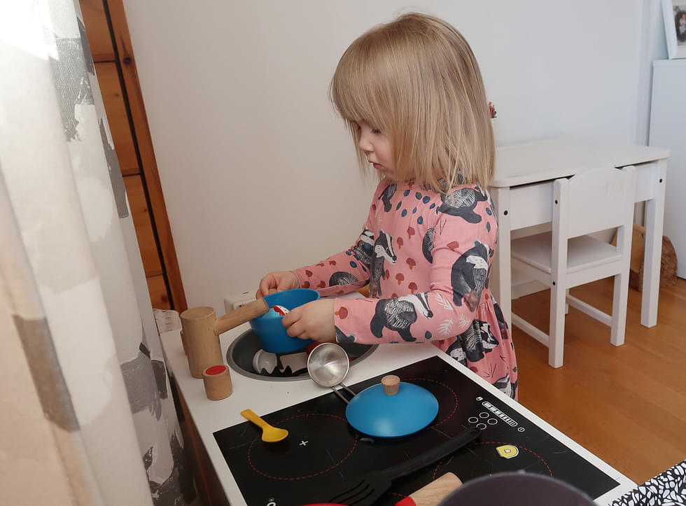 Kaksivuotias Neela Kinnunen touhuaa mielellään keittiössä.