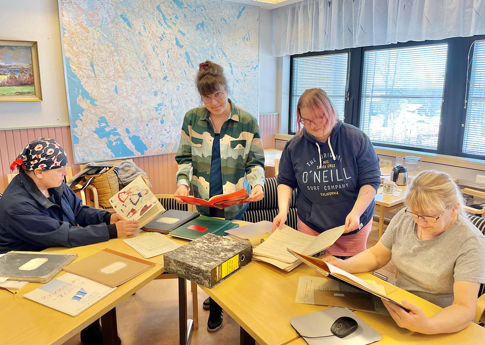 Pirkko Koljonen, Tiina Hintikka, Jatta Karhu ja Riitta Nuutinen ihastelivat dokumentteja, jotka kertoivat pitäjän maatalouskerhon historiasta viime vuosisadan alkupuolelta lähtien.
