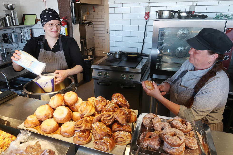 Mirka Kareinen ja Minna Lauri leipovat molemmat omia tuotteitaan yrityksiensä tarjontaan.