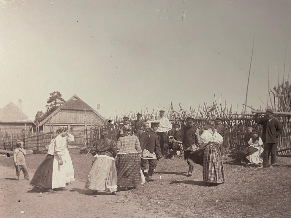 Samuli Paulaharjun valokuvassa vuodelta 1911 on tanzut Kattilan Järvikoiskylässä. Inkerinsuomalaista kertova näyttely Kiihtelysvaaran palvelupisteellä on esillä toukokuun 26. päivään asti.