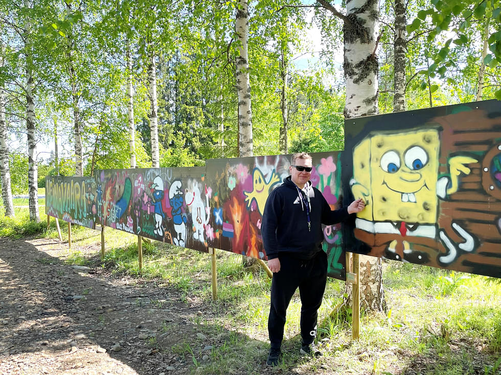 Avoimet kylät -tapahtumassa Heinävaaran kyläaluetta esitellyt kyläyhdistyksen puheenjohtaja Jarmo Juvonen tunnusti ylpeänä tehneensä graffitiseinään keltaisen Paavo Pesusienen.