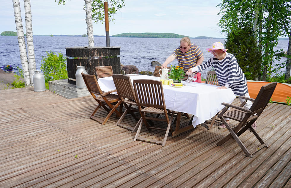 Kari ja Marjut Helvelahti viihtyvät mökillään Hirsiniemessä Koitereen rannalla. 
