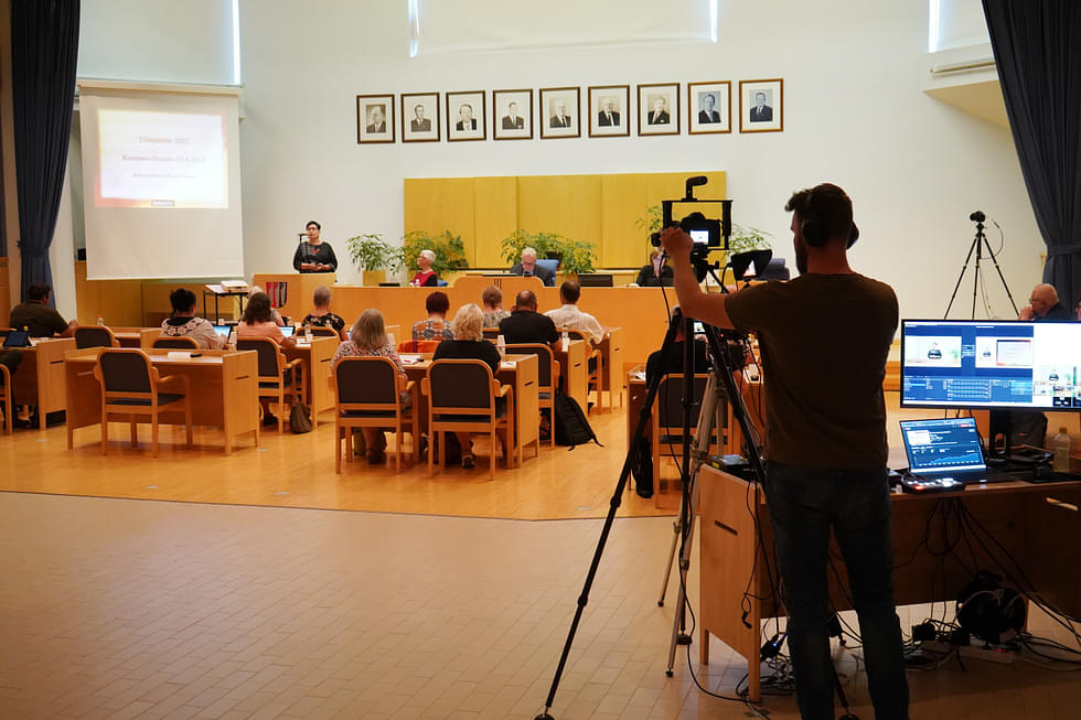 Ilomantsin kunnanvaltuuston kokouksia voi seurata missä päin tahansa. Striimauksesta huolehtii STC:n Arto Väänänen.