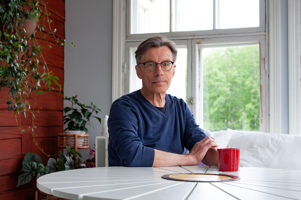 Nykyään Ilomantsissa Kuuksenkaaren majataloa pitävä Eero Tuomisto on tunnettu hänen monipuolisesta urastaan talouslehdistössä.