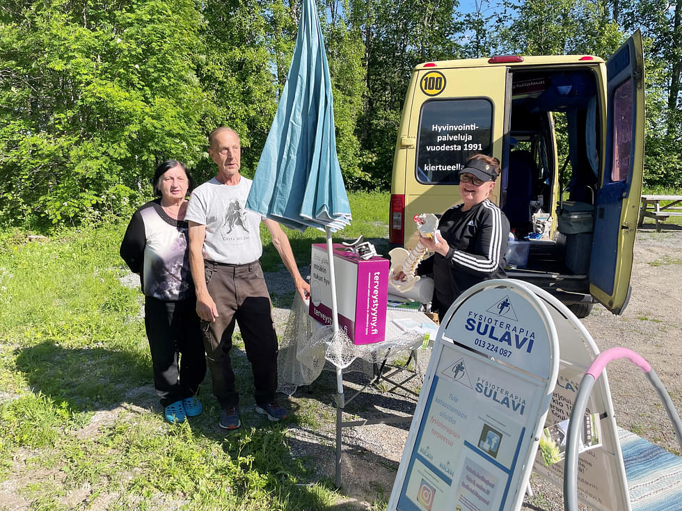 Tuupovaaran Ullakon ensimmäisellä kesätorilla pysähtyivät Aila ja Jouni Pehkonen kuuntelemaan, mitä Sirpa Ujala-Lavikaisella oli kerrottavaa selän hyvinvoinnista.