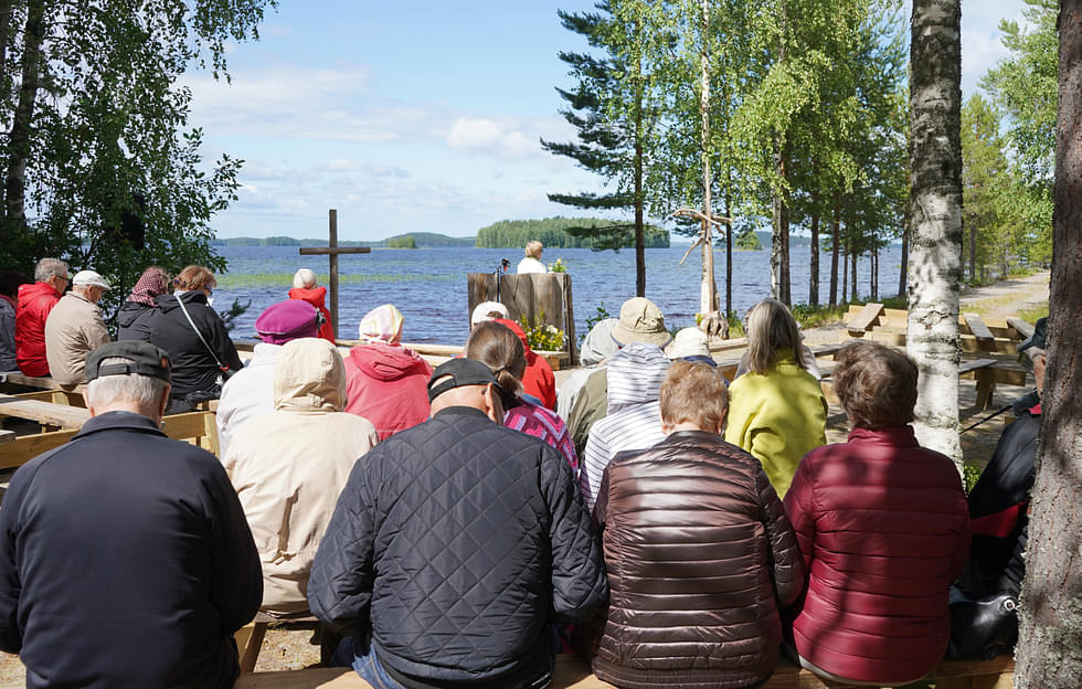 Vt. kirkkoherra Heli Kinisjärvi piti Luomakunnansunnuntai messun luonnon äärellä.