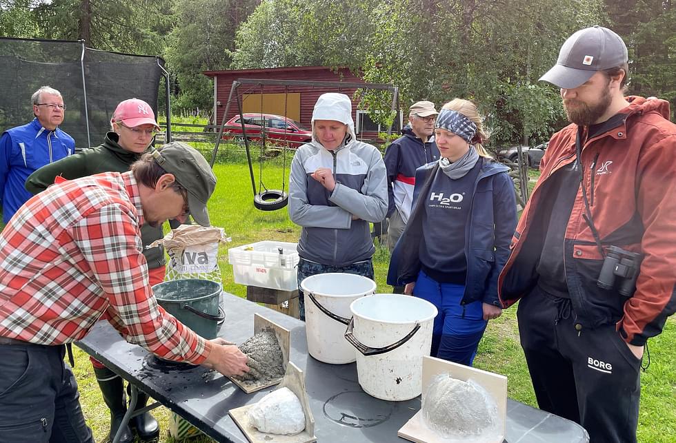 Janne Leppänen opasti Pientila Holckin lintupäivään osallistujille tekopesien valmistamista haarapääskyille ja räystäspääskyille. 