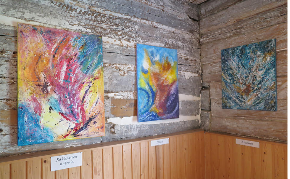 Irina Määttäsen näyttely on esillä Koskenniskan tuvassa heinäkuun ajan.